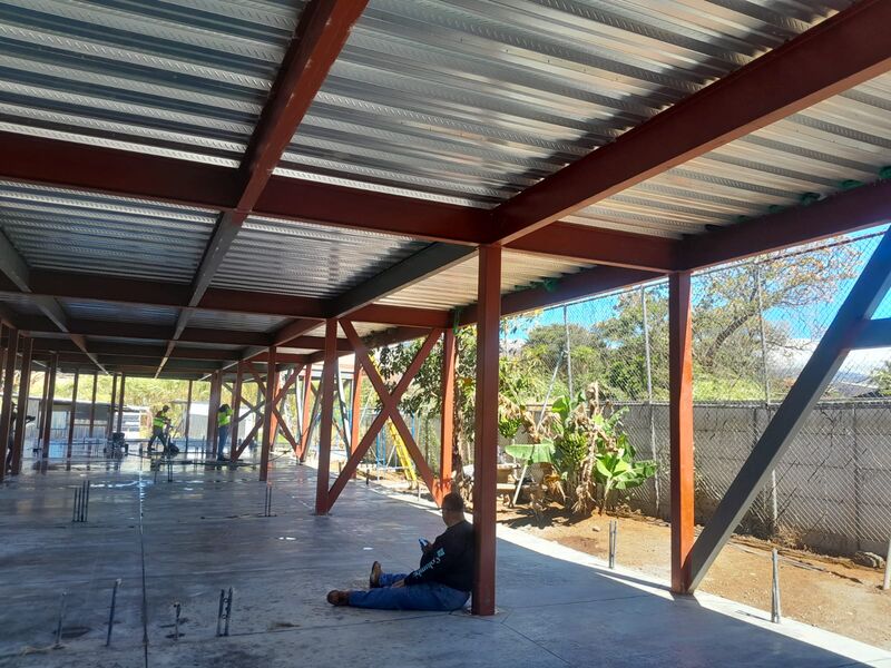 Interior de nave industrial — columnas metálicas