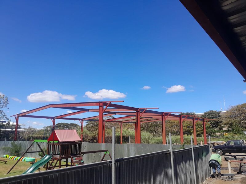 Estructura roja con cubierta — vista exterior